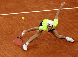 Le dio con la mano inhábil y le ganó el punto al N° 5 del mundo en Roland Garros