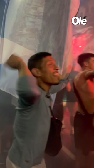 Llegan los jugadores de racing y así los reciben