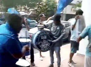 Video: hinchas de Emelec protestaron en la puerta de la entidad que embargó activos del club