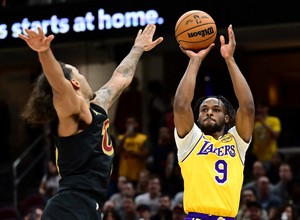 Video: Bronny James sumó los primeros puntos de su carrera de NBA