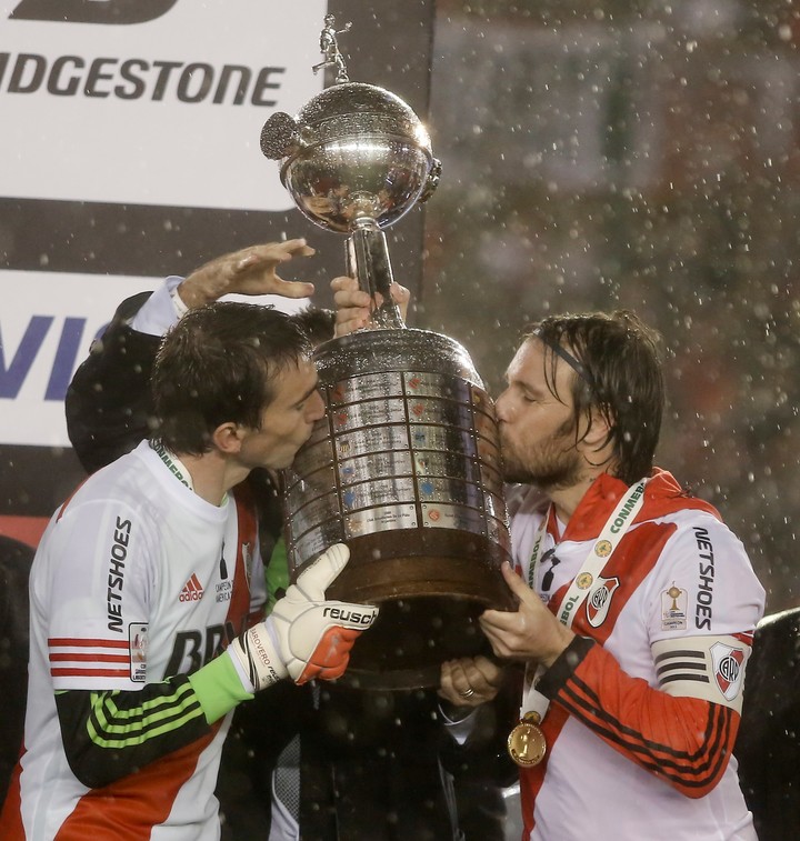 Marcelo Barovero y Fernando Cavenaghi levantando la Copa Libertadores 2015.(AP Photo/Santiago Filipuzzi) 