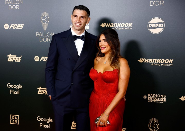 Dibu y Mandinha, en la alfombra roja del Balón de Oro. (REUTER)