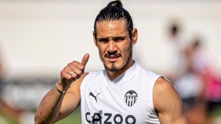 Cavani con la indumentaria del Valencia, (Foto: Valencia).