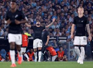 Video: taco de Depay y mala salida de Arias en el gol de Corinthians