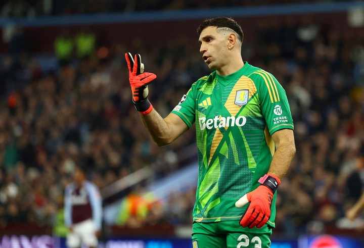 El Dibu, ya un símbolo en el Aston Villa. (REUTER)