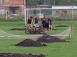 Un gran gesto de los jugadores: arreglan la cancha de las Inferiores