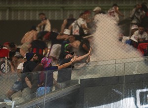 La última visita de un equipo argentino a Mineiro: caos adentro y afuera del estadio