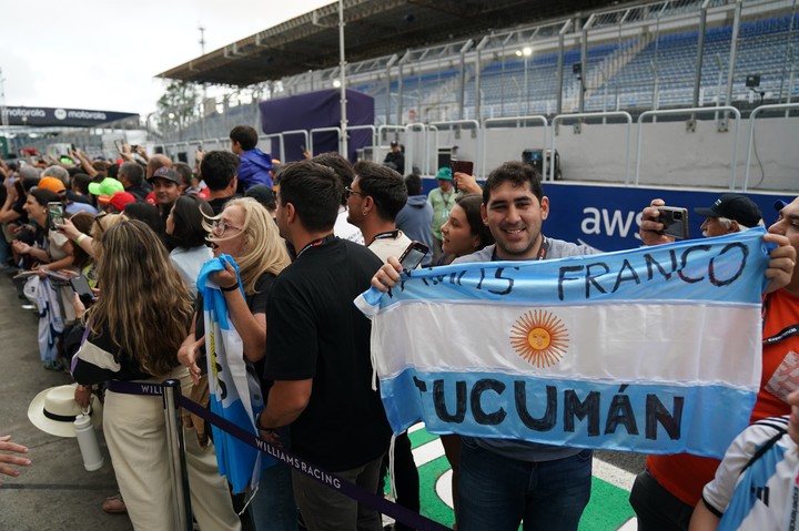 Franco Colapinto sale a saludar la multitud fanáticos argentinos que lo espera en el pitstop.

Foto Juano Tesone / Enviado especial