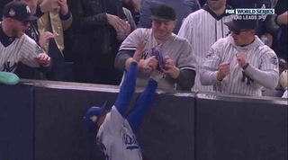 Otro momento insólito en la Serie Mundial de la MLB con un aficionado