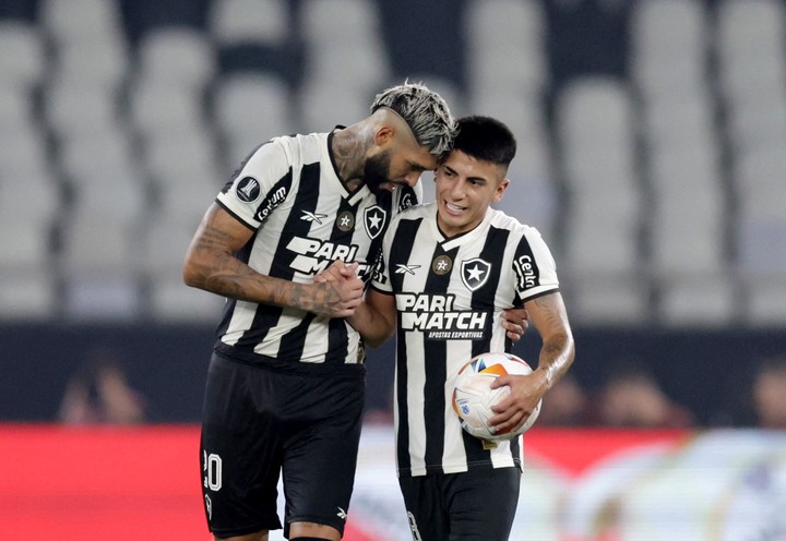 Barboza festeja con Thiago Almada. REUTERS.