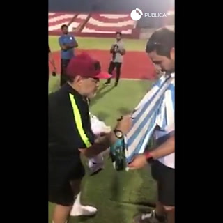 Maradona con un hincha de Ecuador